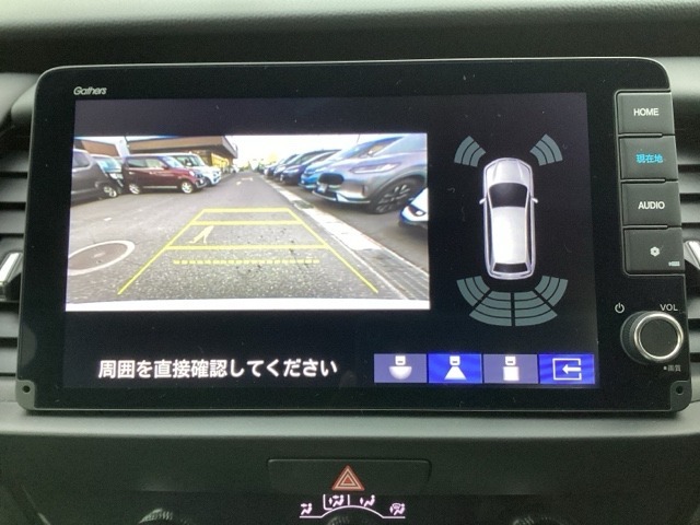 運転が苦手な方も車庫入れラクラクです！ギアをリバースに入れれば自動的にモニターが切り換わりますので、面倒な操作は不要です。狭い駐車場もお車を傷つけず安心です！