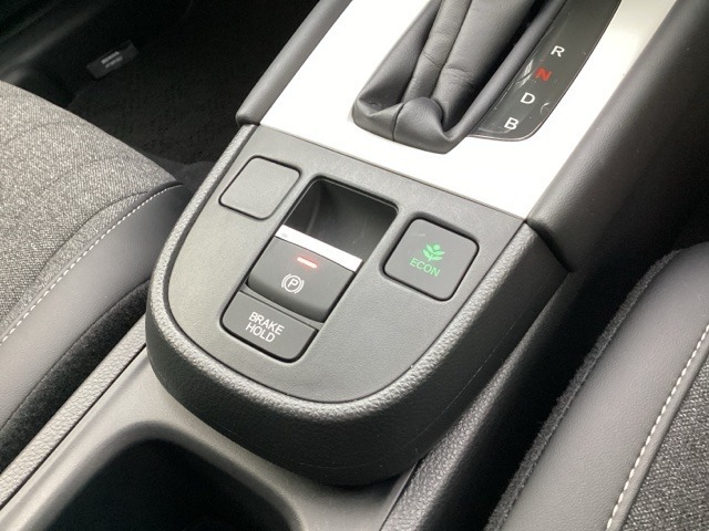 電子パーキングブレーキ、ブレーキホールド搭載！パーキングブレーキは手動で解除スムーズな発進が可能。ブレーキホールドは停車中に、ブレーキペダルを踏み続けなくても、自動的にブレーキを保持する機能です。