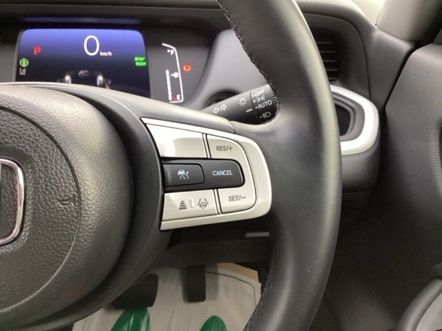 Hondaセンシングの機能のひとつ、アダプティブクルーズコントロール付！アクセルから足を離しても設定したスピードと前車との車間を保ち走行してくれます！車線維持もアシスト☆高速道路で疲労軽減ですね☆