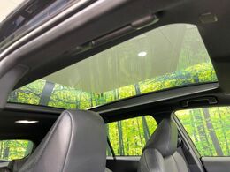 【ガラスルーフ】ガラスルーフ搭載で車内の解放感が一気にアップ！開放的なドライブをお楽しみいただけます。