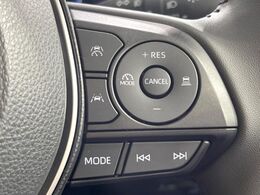 【レーダークルーズコントロール】高速道路での長距離走行が楽に！！自動で速度を保つクルーズコントロールが、衝突軽減システムと連携し、前方の車両を感知して車間を保つように速度調節してくれます！！