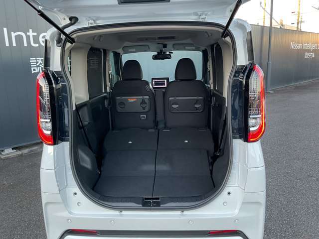 後席を倒せば広大なスペースを確保☆