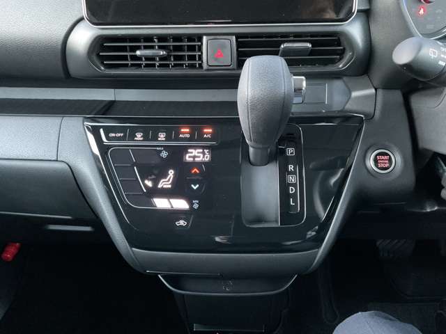 タッチパネル式オートエアコン、お掃除もサッと拭くだけで完了です。