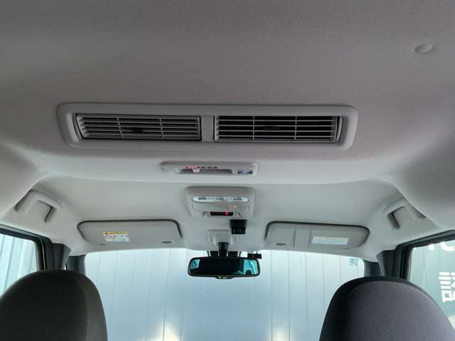 リヤシーリングファンがついておりますので後部座席の寒い暑いの調整が可能♪