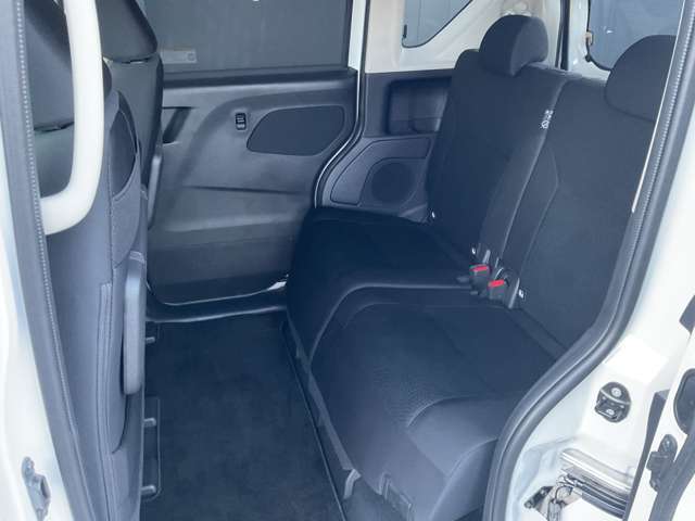 足元が広く大人がゆったりくつろげるリヤシート。