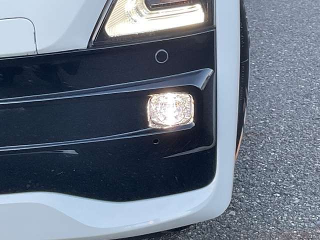 霧や雨天時に視認性を向上させるフォグランプです。