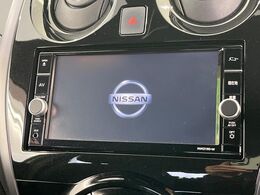 【純正ナビ】人気の純正ナビを装備しております。ナビの使いやすさはもちろん、オーディオ機能も充実！キャンプや旅行はもちろん、通勤や買い物など普段のドライブも楽しくなるはず♪