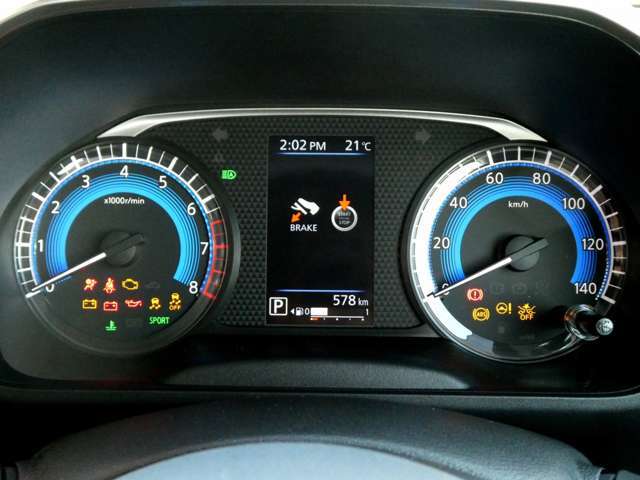 メーター内のカラーディスプレイには運転をサポートするさまざまな情報を表示します