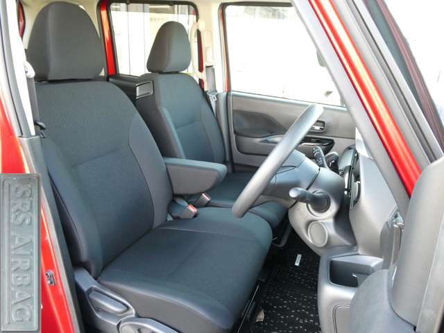 運転席シートリフター（ラチェット式）で、座面の高さも上下に動き、体格にあわせて調整ができます