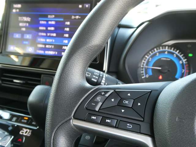 ナビの音量など車両情報を手元で操作できるハンドルスイッチ付き。