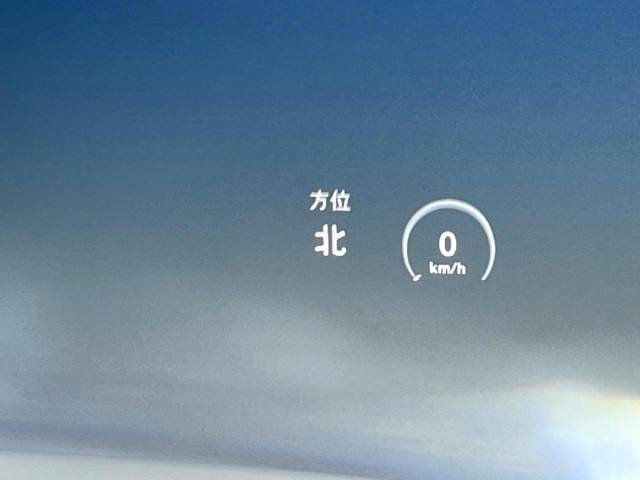 ●ヘッドアップディスプレイ：現在の速度や走行情報をデジタル表示で運転席前方のガラスに投影！運転中、視線をずらさず必要な情報を確認できるのでとっても便利で安心！
