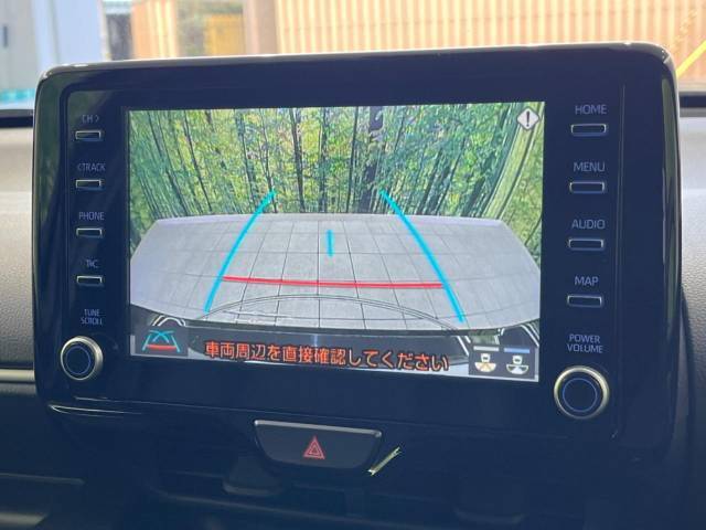 【バックカメラ】駐車時に後方がリアルタイム映像で確認できます。大型商業施設や立体駐車場での駐車時や、夜間のバック時に大活躍！運転スキルに関わらず、今や必須となった装備のひとつです！