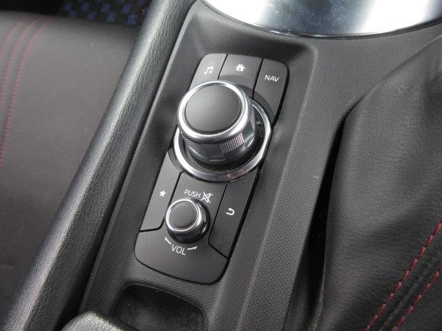 マツダコネクトを操作するコマンダーコントロールです。運転中に自然と手の触れる位置に配置されています。