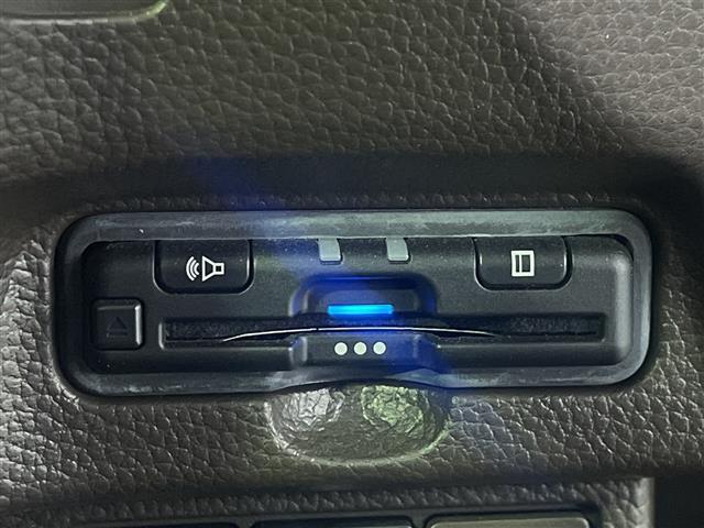 【ETC】有料道路を利用する際に料金所で停止することなく通過できる、ETC車載器（ノンストップ自動料金収受システム機器）が装備されています。セットアップを行うことで利用可能になります。