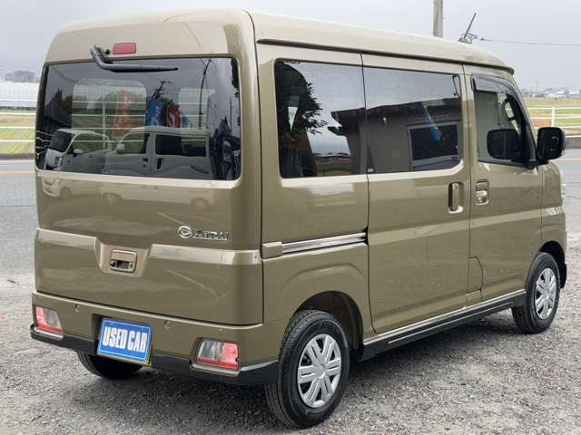 ★右斜め後ろからの一枚です★納車前にはバッチリ仕上げをしてご納車しております！商談時に小キズや線キズなど気になる所があればお気軽にご相談下さい♪内装の写真も是非ご覧ください♪