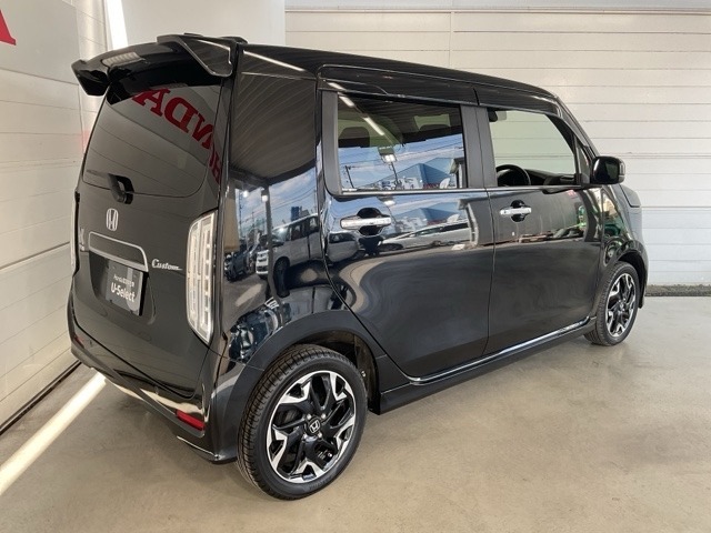 視界性もよくクリアレンズのリアコンビネーションランプとテールゲートスポイラーがスポーティーさを強調