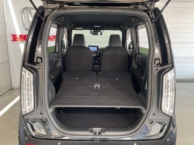 後部座席をたたむとこんなに広いスペースが！