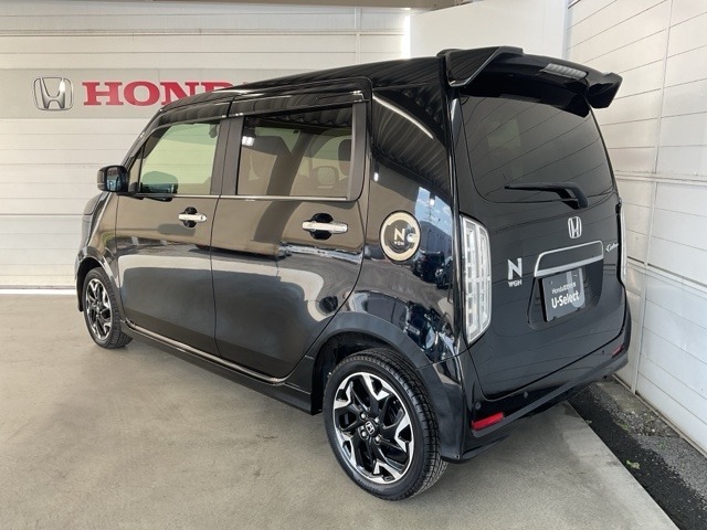 視界性もよくクリアレンズのリアコンビネーションランプとテールゲートスポイラーがスポーティーさを強調。純正アクセサリーのフュエールリッドデカール装着