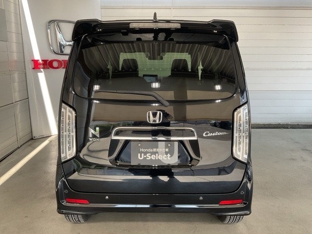 シンプルで後方視界に優れたデザインです。