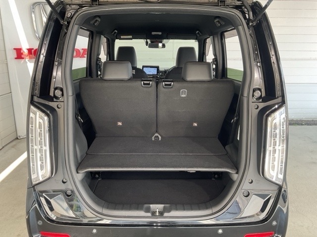 荷室はボードで上下に仕切られており、スペースを有効活用できます！