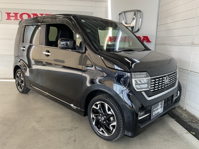 LEDヘッドライト搭載、メッキグリルが風格のある引き締まったデザインに。