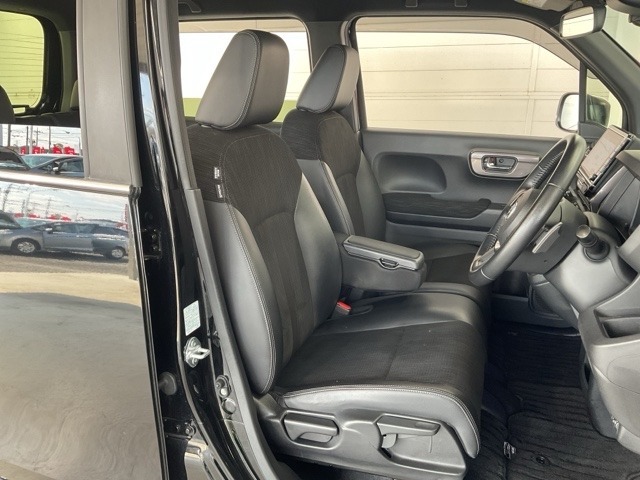 肘掛けとシートヒーター装備のフロントシートで長時間でも快適ドライブ！