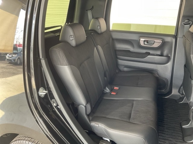 ゆったりくつろげる、座り心地の良い後部座席。