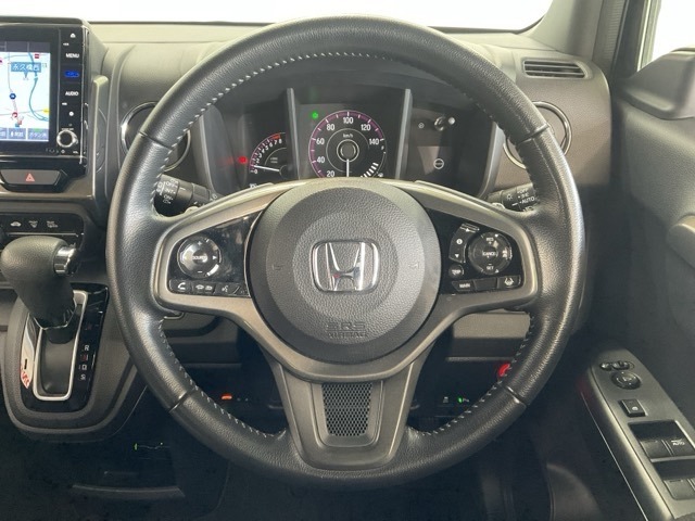 ステアリングにはオーディオ操作、クルーズコントロール操作、ディスプレイ操作など便利な機能を集中装備。