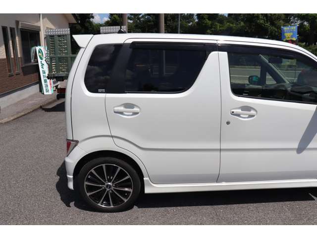 当店では故障や不具合等が無く安心してお乗り頂く事が出来る様に、全車200項目以上の法定点検納車整備を行っております。