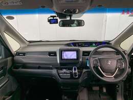 見通しの良い運転席回りとなっておりますので安心して運転をして頂けます！窓が大きいので明るく開放的な室内です