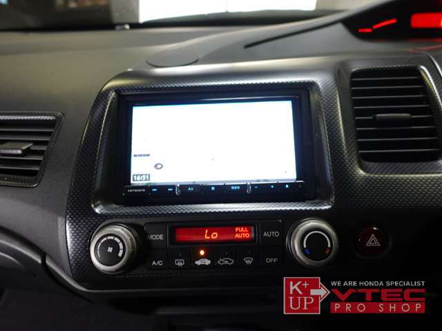 カロッツェリアナビ（AVIC-RZ711）が装着済み。ディスク再生・フルセグ視聴・Bluetooth接続可能モデル。追加でバックカメラの新設などもお気軽にご相談ください。
