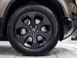 20インチ6スポークを装着！太めのスポークと立体的なデザインはディフェンダーの車体にマッチした必見の装備です。走行中も停車中もその存在感を感じ取れます。