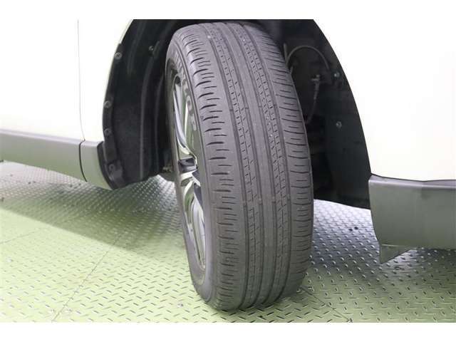 タイヤサイズ　225/60R18。