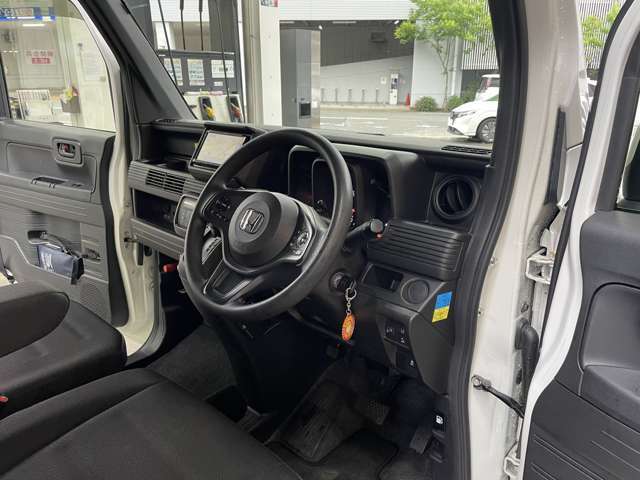 基本プラン【インパネ周り】視界がよく運転しやすい設計となっております。インパネ周りもすっきりと洗練されたデザインで高級感が溢れています☆日々のドライブを飽きさせません♪