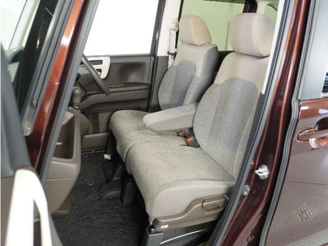 運転席と助手席は足元が繋がっているので自由に行き来しやすいので駐車場が狭いときでも助手席側からスムーズに乗り降りできて便利！