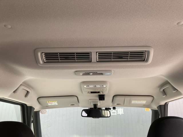 広い車内空間を、効率よく快適にするために、天井にはシーリングファンを備えています。