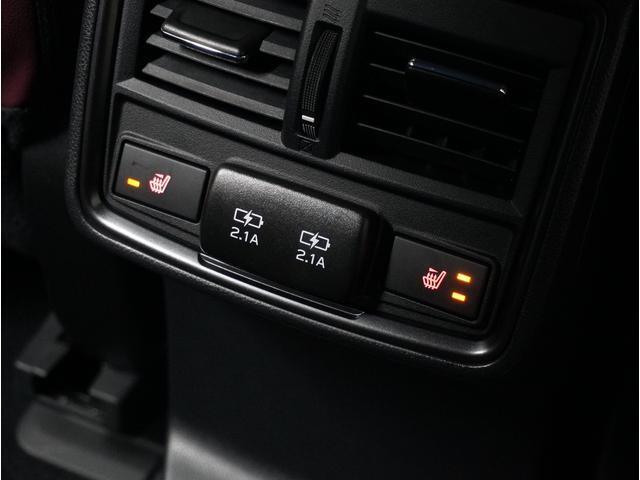 後部席に座る方にも、移動の時間を愉しく過ごしてもらうために、後部USB電源を標準装備しました。