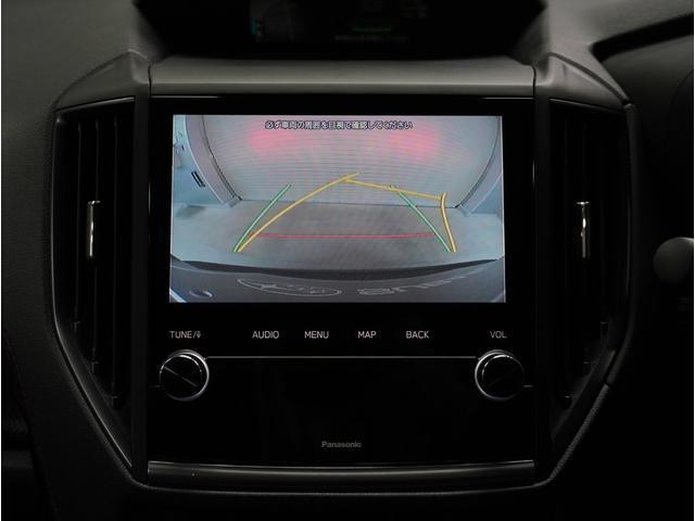 後方の視認性を高めるリアビューカメラを搭載。ガイドラインはステアリングの動きと連動しますのでよりスムーズな車庫入れが行えます。