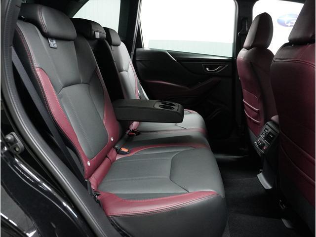 リアシートもセンターアムレストつきで、車内全員がゆったりお過ごしいただけます！！