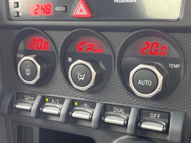 【左右独立型フルオートエアコン】運転席と助手席でそれぞれお好みの温度に設定可能。同乗者にも配慮した、快適な空調をお届け致します。