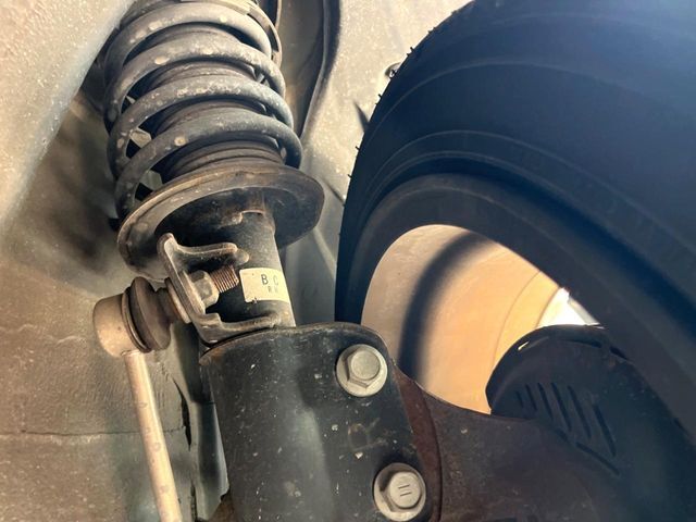 お車を安心してお乗りいただく為には、足回りの定期点検が欠かせません。サービスサポート（有償保証）では無料点検もご提供しており、安心のカーライフをお過ごしいただけるサポート体制が整っています。