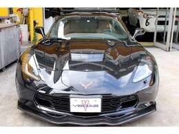 オートキセノンヘッドライト・フロア8速AT/マニュアルモード付（パドルシフト）フル装備、V8-OHV6.2L　466PSカタログ値。内装は気品あるカラハリカラーのレザーインテリアで良好な状態です