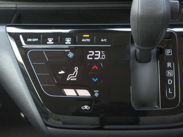 オートエアコンですので、車内を快適な空間に出来ます♪  操作はタッチパネル式ですので爪の長い方でも安心して操作して頂けます！