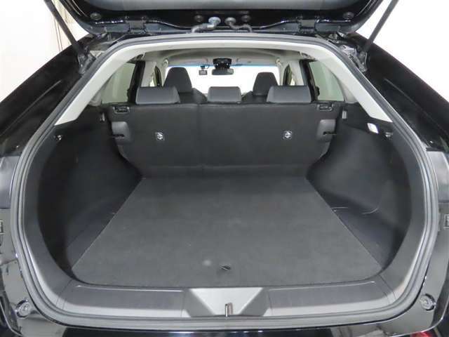 便利な6：4分割可倒式シートです。収納と乗車人数のバランスに優れています♪荷物の大きさに応じたラゲージスペースをフレキシブルに作り出せるので、シーンに応じた使い方ができます♪