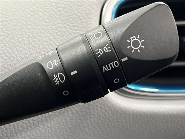 AUTOの位置にセットしておくと、暗くなったら自動でライトの点灯をサポートしてくれます！高速道路でのトンネル通過時など便利です！