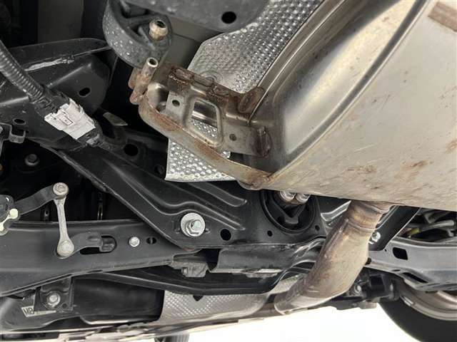 下廻りにサビがみられます。