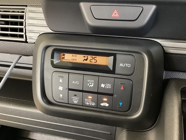 セレクトレバーの左上にオートエアコンがついてますので、簡単操作で快適に過ごせます。リア熱線のスイッチの中に、雪道に対応したサイドミラーヒーターも入っています。