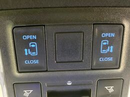 【両側パワースライドドア】スマートキーや運転席のスイッチで後席両側スライドドアの開閉が可能♪電動だから力を入れてドアを開ける必要が無く、小さなお子様でも簡単に開け閉めでき快適です♪