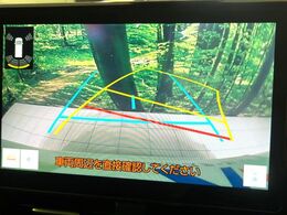 【バックカメラ】駐車時に後方がリアルタイム映像で確認できます。大型商業施設や立体駐車場での駐車時や、夜間のバック時に大活躍！運転スキルに関わらず、今や必須となった装備のひとつです！