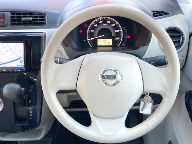 インテリアに合わせたデザインのステアリングは、運転される方のことも考え、運転しやすい形状、大きさです。是非一度、実際に触ってお確かめください。